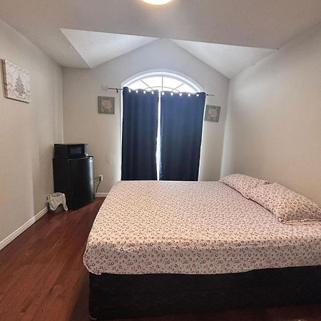 Bright Queen Room Close To Sheridan College And Airport Brampton Exterior foto