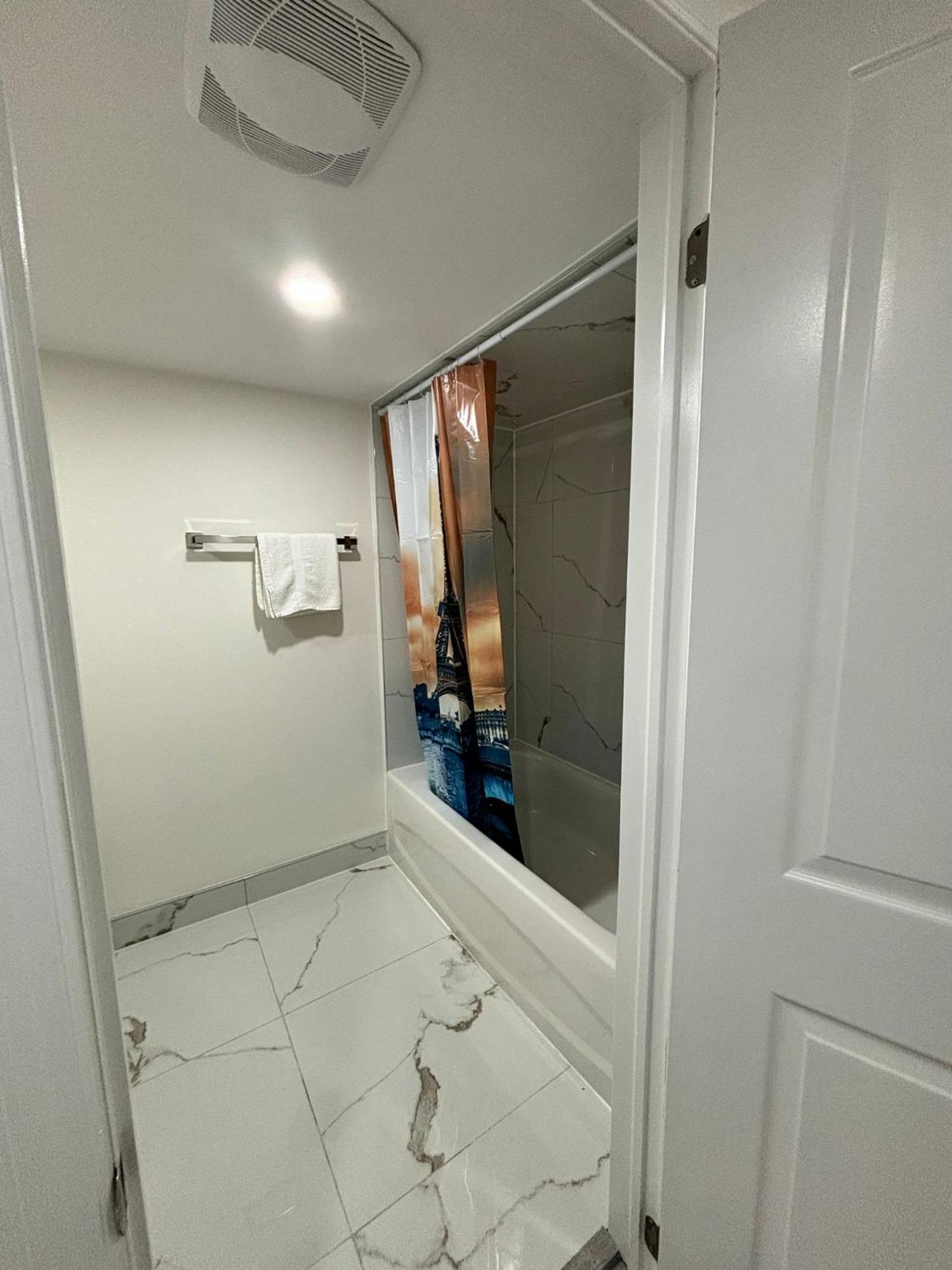 Bright Queen Room Close To Sheridan College And Airport Brampton Exterior foto