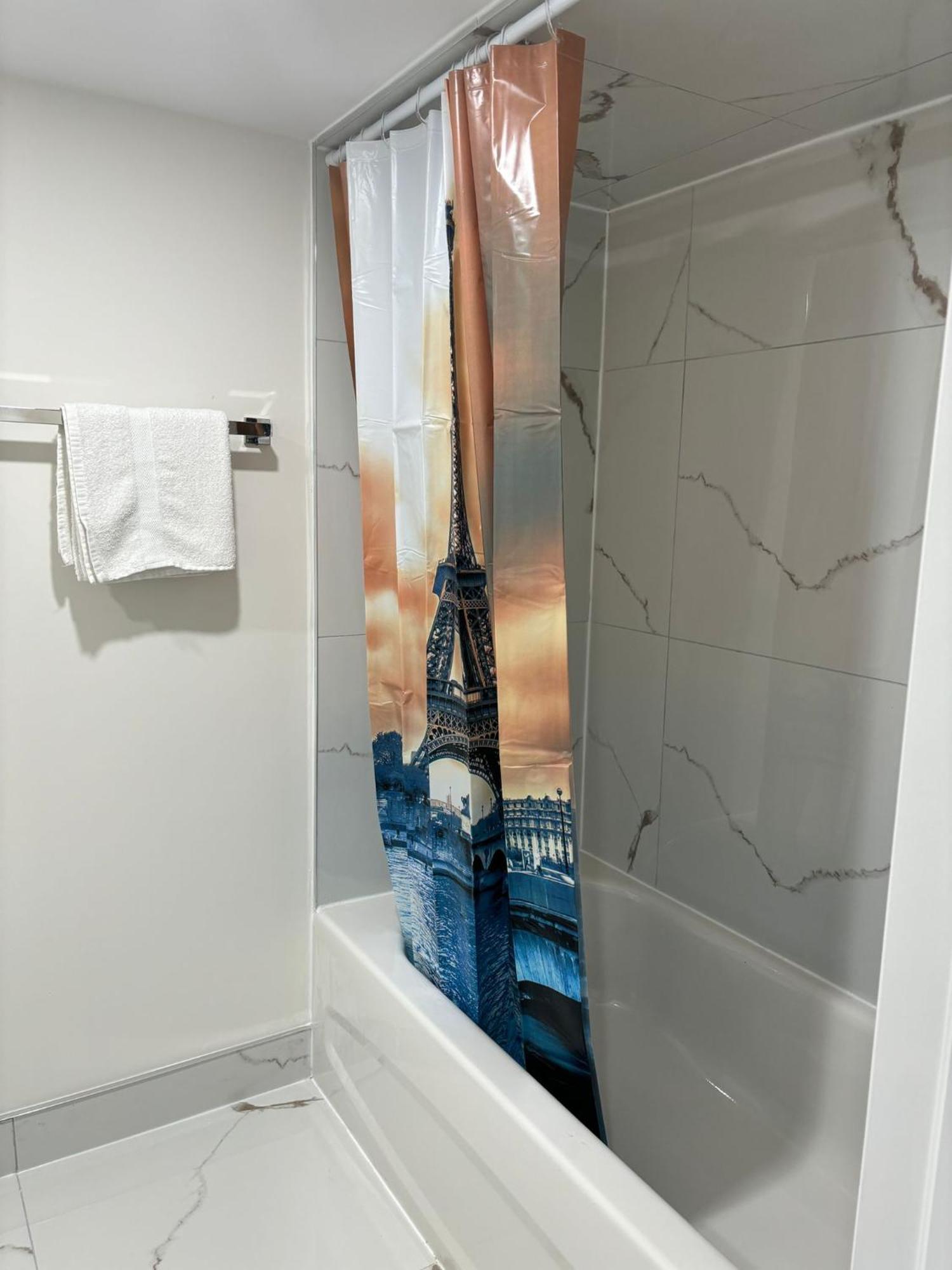 Bright Queen Room Close To Sheridan College And Airport Brampton Exterior foto