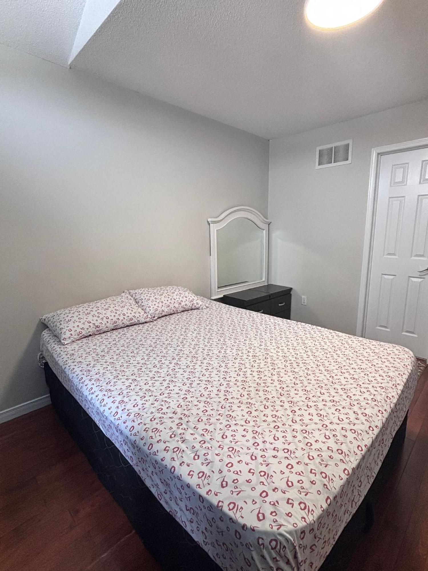 Bright Queen Room Close To Sheridan College And Airport Brampton Exterior foto