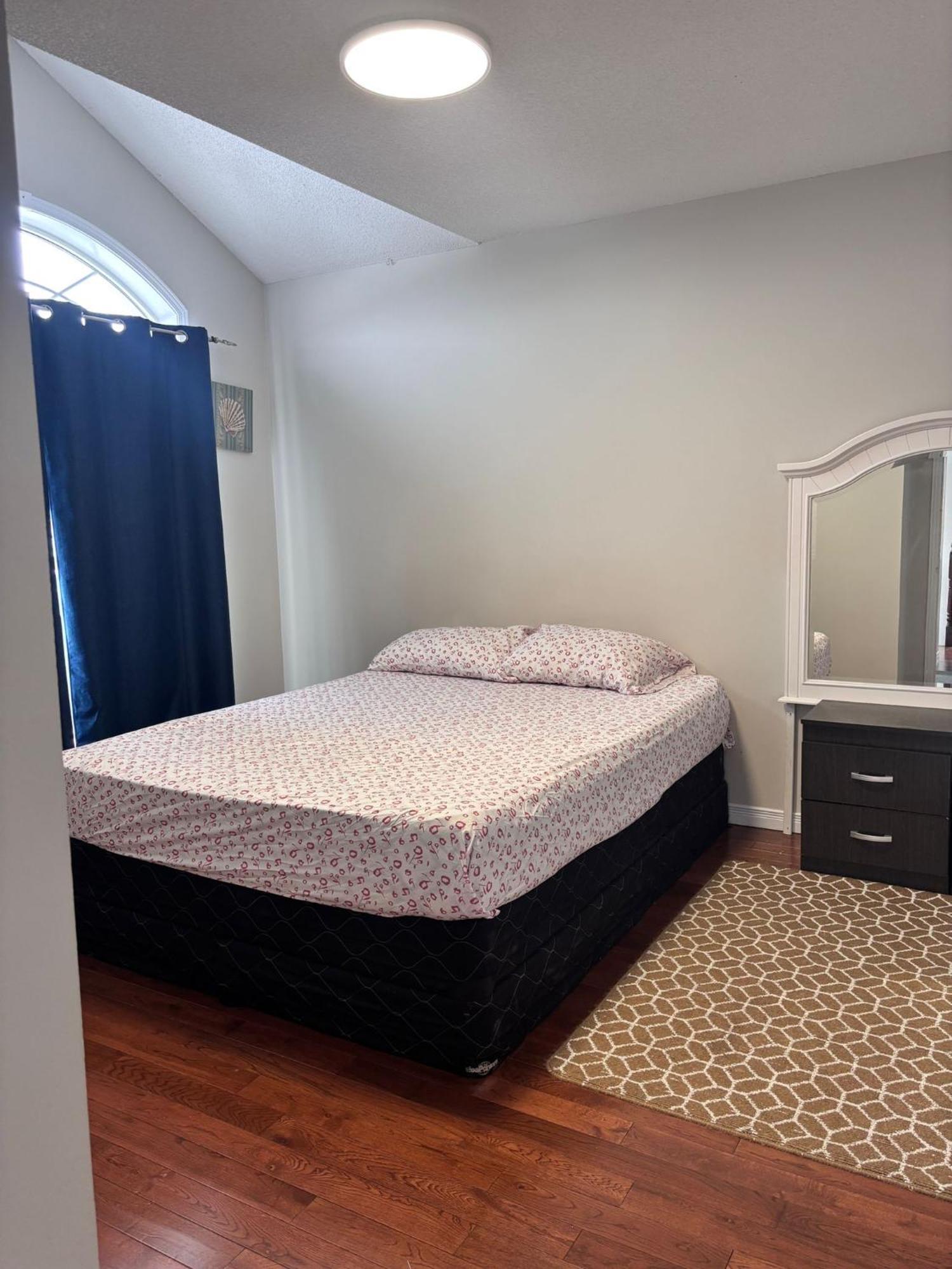 Bright Queen Room Close To Sheridan College And Airport Brampton Exterior foto